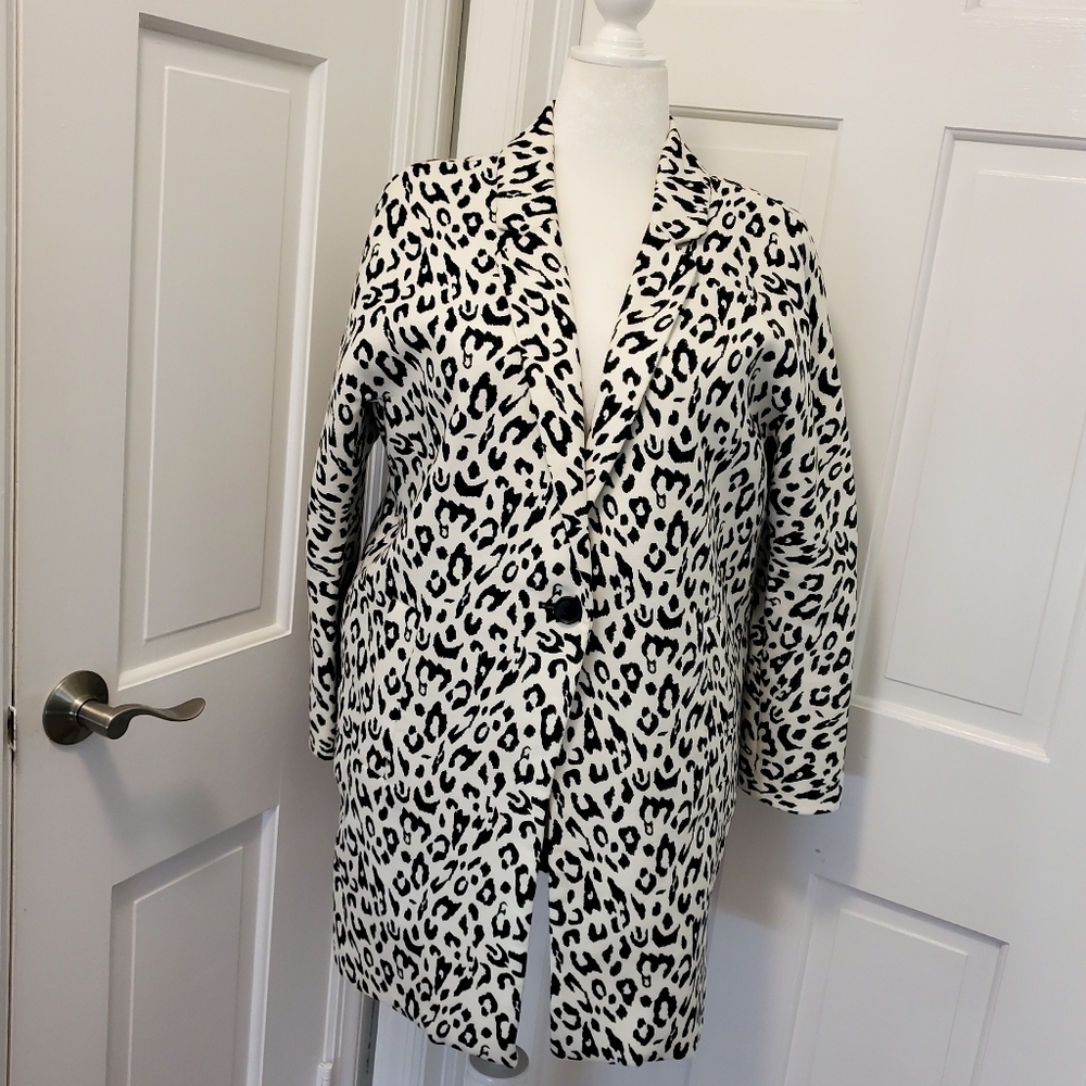 NWOT Liz Claiborne Black & White Animal Print Outer Coat Size Large, Gorgeous